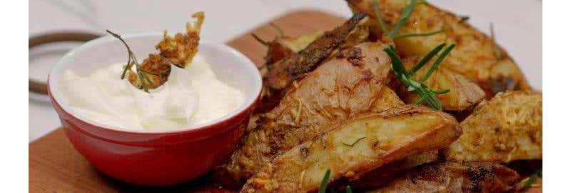 Aprenda a fazer uma deliciosa e prática receita de batata rústica