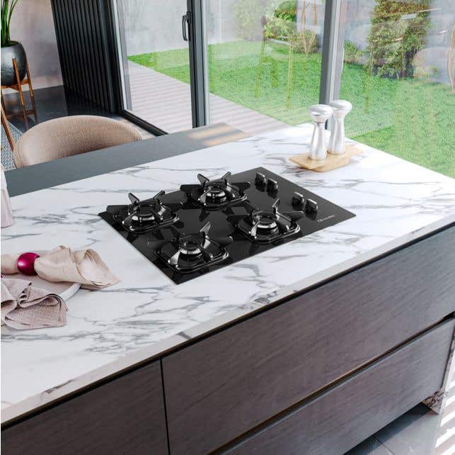balcão de mármore branco com cooktop de vidro preto