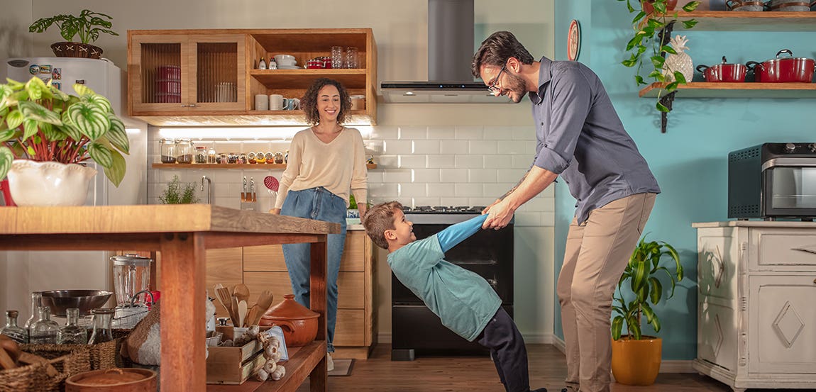 Cozinha moderna: família em cozinha