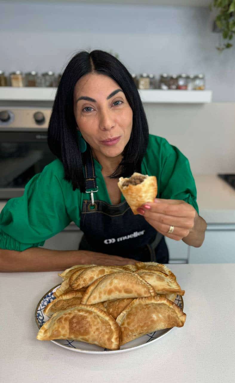 Cozinheira fazendo pastel na air fryer