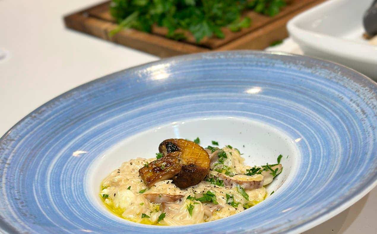 Risoni de gorgonzola com cogumelos e limão siciliano