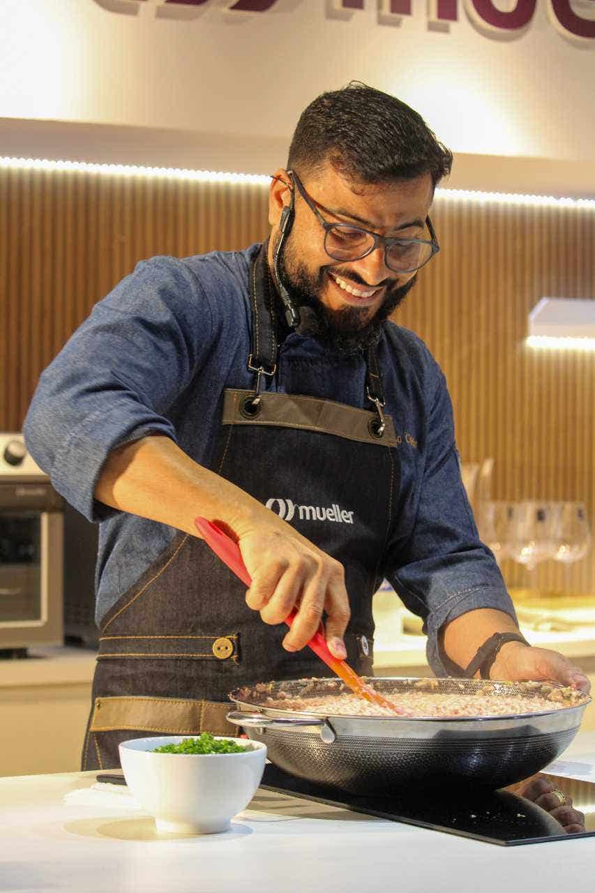 Chef Celso Coutinho preparando o delicioso risoto de linguiça Blumenau.